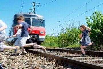 Kinder legen Gegenstände auf Gleise: S-Bahn mit 150 Fahrgästen muss bremsen