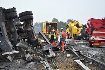 Unfall A2: Umgekippter Baukran geborgen, Sperrung auf A2 nach über 24 Stunden aufgehoben