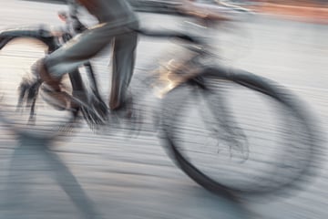 Sie nahm ihm die Vorfahrt: Radfahrerin (13) nach Kollision mit Lkw schwer verletzt