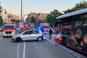 Autofahrer wendet mitten auf der Straße und kracht in Bus: Fünf Verletzte!