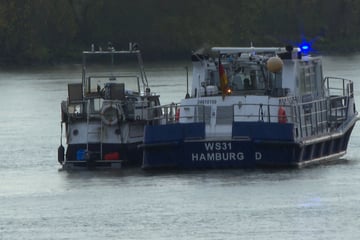 Hamburg: Boot treibt auf der Elbe, Wasser tritt ein: Polizei und Feuerwehr im Einsatz