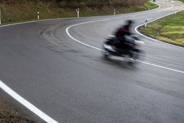 Seniorin überschlägt sich mit Motorrad und verletzt sich schwer