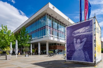 Dresden: Kultur-Bündnis #WOD präsentiert Banner-Kunst-Aktion 2025: Künstlerische Friedens-Mahnung