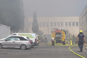 Lagerhalle in Flammen: Dichter Rauch über Kriftel