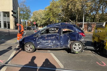 Unfall-Drama! Auto kracht mit Straßenbahn zusammen, Verkehr eingeschränkt