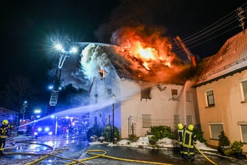 Haus komplett abgefackelt: Einsatzkräfte finden Frau leblos vor