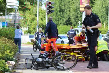 Lebensgefahr! Radfahrerin im Norden von Auto erfasst