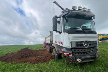 Lkw-Fahrer verschluckt sich beim Trinken und baut teuren Unfall