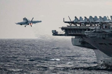 Chaos auf US-Flugzeugträger: Kampfjet und Helikopter stürzen ins Meer
