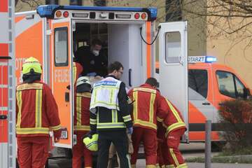 Rentner am Steuer fährt junge Frau an, nietet Mast um und kracht gegen Baum