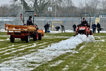 Mit Schaufeln und Teamgeist: EM-Spiel kann dank freiwilliger Helfer stattfinden
