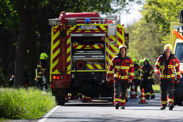 Mercedes kracht gegen Baum: 82-Jährige stirbt, Kind (6) schwer verletzt