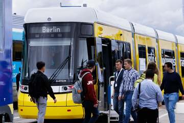 Berlin: Lkw kappt Tram-Leitung in Mahlsdorf - Polizei regelt den Verkehr