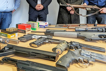 Schlag gegen Reichsbürger nach Droh-Schreiben: Waffen und Munition sichergestellt
