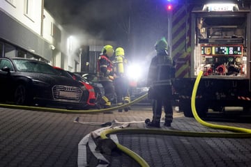 Chemnitz: Mitten in der Nacht: Feuerwehreinsatz in Chemnitzer Kfz-Werkstatt