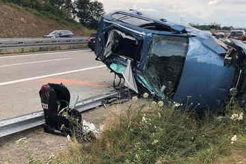 Schwerer Unfall auf der A13! Auto überschlägt sich: Kind ...