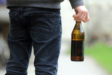 Einsatz nach rassistischer Beleidigung - Mann geht mit Bierflasche auf Polizei los
