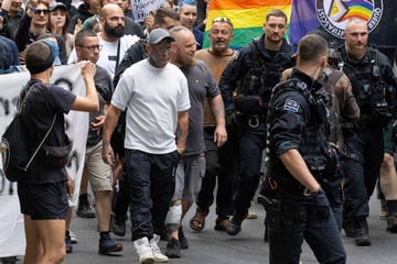 Dresden: Provokation gefloppt: Linke Demonstranten legen Neonazi im Alaunpark rein