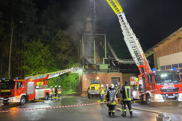 Flammen wüten in Sägewerk! 120 Feuerwehrleute im Einsatz