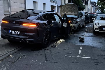 Luxus-BMW schiebt vier Autos zusammen: Viertelmillion Euro Schaden