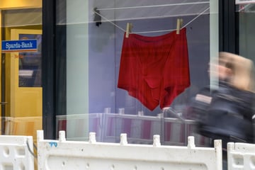 Chemnitz: Nanu, warum hängt in der Chemnitzer Innenstadt plötzlich ein roter Schlüpfer?
