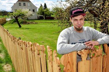 Sachse hat alle Latten am Zaun: Hobbyschnitzer schafft hölzernes Denkmal für den eigenen Vater