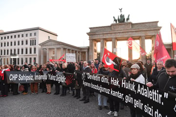 Demo vor Brandenburger Tor gegen Festnahme von Istanbuls Bürgermeister