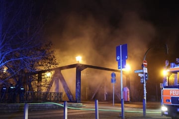 Berlin: Flammen unter Schöneberger Brücke: S-Bahnstrecke zeitweise stark verraucht