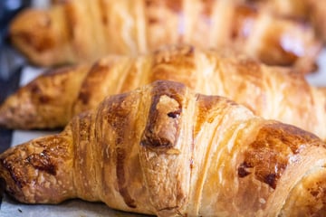 Kundin zahlt aus Versehen 1700 Euro für ein Croissant
