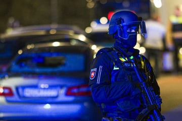 BMW rast in Menschenmenge, Polizei schießt auf Wagen: Verdächtige vorläufig festgenommen