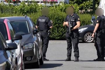 Mann stirbt auf Straße, Frau tot im Keller entdeckt: Polizei fahndet nach flüchtigem Täter