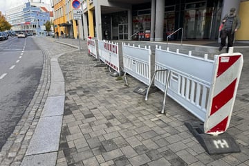 Betrunken am Steuer: 19-jähriger rauscht in Fahrradständer