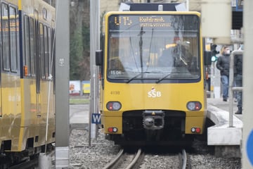 Stuttgart: Auto wendet, Straßenbahn muss bremsen: 75-Jährige schwer verletzt