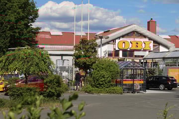 OBI überfallen: Mann fordert mit gezogener Waffe Geld