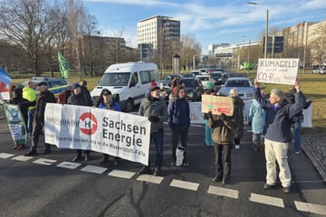 Dresden: Straßenblockade sorgt für Hupkonzert: Klimaaktivisten legen Verkehr lahm