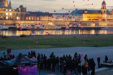 Dresden: Pinke Luftballons steigen in Dresden empor: Das steckt dahinter