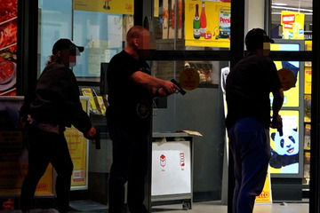 Jugendliche hantieren in Tiefgarage mit Plastik-Waffen und sorgen für Großeinsatz