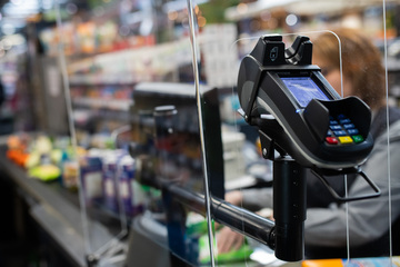 Cologne: man threatens supermarket cashier with a gun: she shows courage!