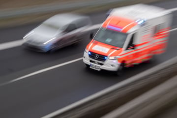 Unfall A46: Drama auf der A46: Frau rast in Baustellenmitarbeiter