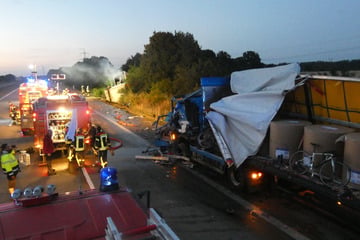 Lastwagen in Brand! Reifenplatzer lösen schweren Unfall auf Autobahn aus