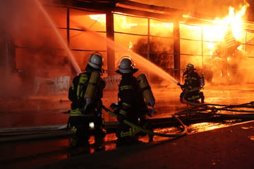 Lagerhalle steht in Flammen: Drei Menschen bei waghalsiger Aktion verletzt!