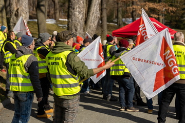 Mitarbeiter von Bad Brambacher streiken für sprudelnde Löhne