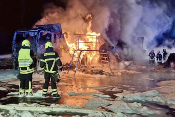 Unfall A9: Lkw auf Autobahn in Flammen: A9 voll gesperrt