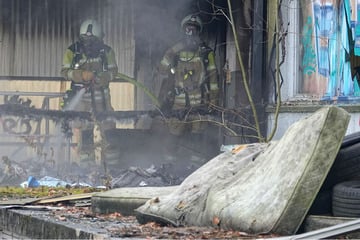 Dresden: Flammen lodern in Dresdner "Lost Place": Feuerwehr im Einsatz
