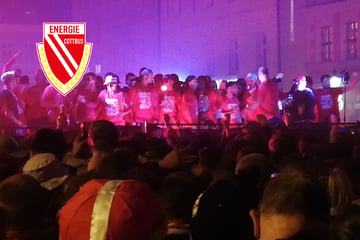 Cottbuser Aufstiegsparty auf dem Altmarkt - Fans singen: "Pele hat gesagt, wir steigen auf"