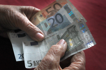 Mehrere Tausend Euro: Betrüger-Paar beraubt Rentnerinnen