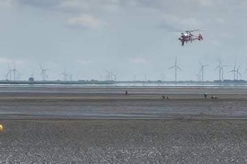 Hubschrauber rettet feststeckenden Wattwanderer: Einsatzkräfte mit Spezialfahrzeug geborgen