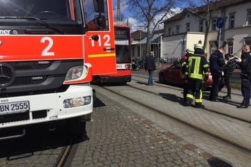 Unfall am Bahnhof: Straßenbahn und Auto prallen zusammen