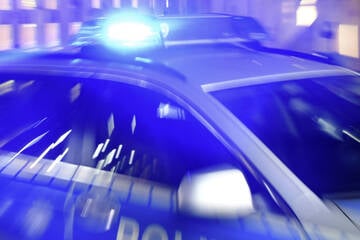 Unfall A7: Sattelzug mit Schweinehälften kippt auf A7 um: Sperrung bis in die Morgenstunden