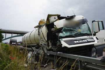 Unfall A9: Schwerer Unfall auf der A9: Starke Schäden nach Lkw-Crash